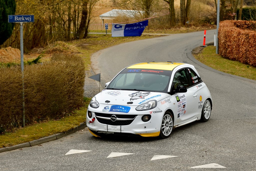 Thomas Andersen og Preben Jensen fik en fin start på deres samarbejde i den lille Opel ADAM Cup-bil. Her er de på vej gennem landsbyen Lundum nordvest for Horsens mod en niendeplads i en klasse, hvor de fleste biler er langt hurtigere
(Foto: Michael Eisenberg)